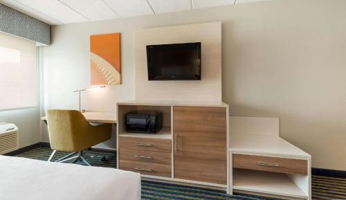 Deluxe King Suite with Jetted Tub - Non-Smoking