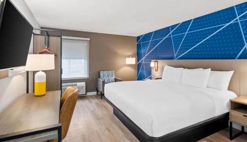King Room with Roll-In Shower - Disability Access/Non Smoking