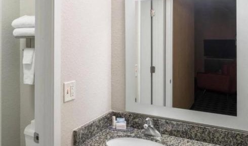 Queen Studio with Sofa Bed and Roll-in Shower - Mobility and Hearing Accessible