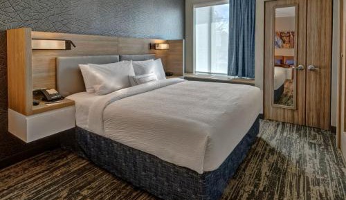 King Suite with Tub - Mobility Accessible