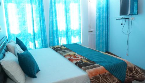Deluxe Double Room (2 Adults + 1 Child)