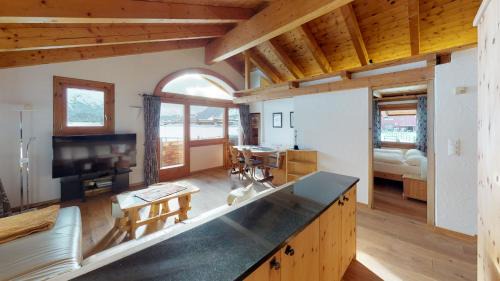 Apartment with Mountain View