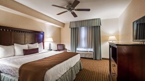 King Room with Roll-In Shower - Disability Access