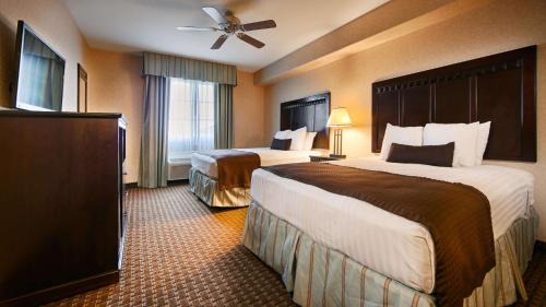 Queen Room with Two Queen Beds and Roll-In Shower - Disability Access