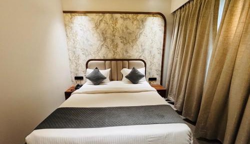 Deluxe Room (2 Adults + 1 Child)