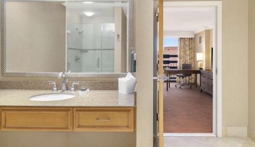 One-Bedroom Junior Parlor King Suite