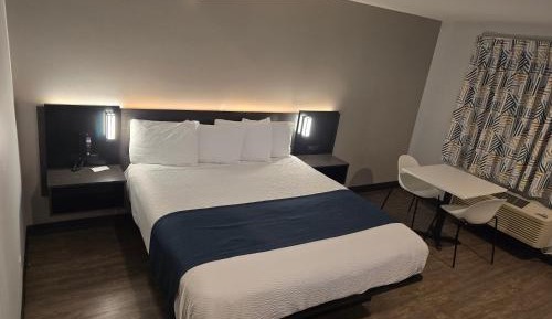 Deluxe King Room - Non-Smoking