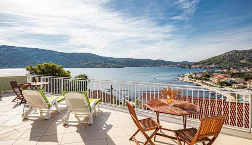 One-Bedroom Apartment with Sea View
