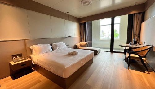 Deluxe King Suite