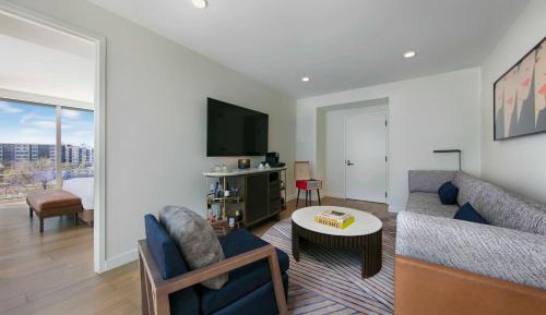  Premier Suite, 1 King, Corner Room