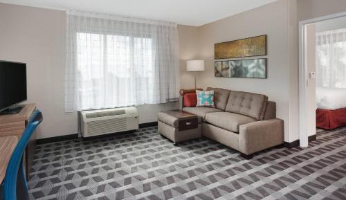 One-Bedroom Queen Suite