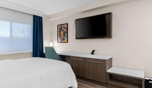 Queen Studio Suite with Walk-In Shower and Kitchen - Non-Smoking