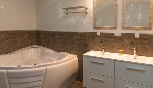 Deluxe Suite with Spa Bath