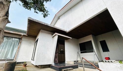One-Bedroom Apartment with Shared Entrance