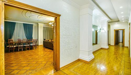 Three-Bedroom Apartment with Balcony