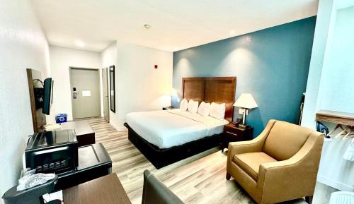 King Room with Mobility Access and Bathtub with Grab Bars, Non-Smoking