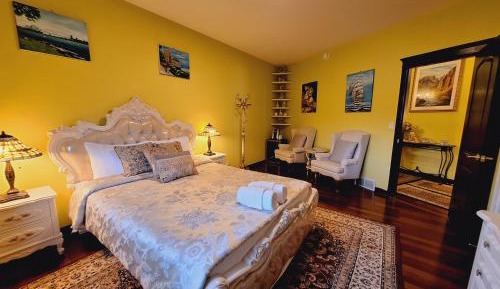 Deluxe Queen Suite