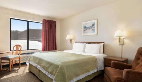 King Room with Bath Tub - Mobility Accessible/Non-Smoking
