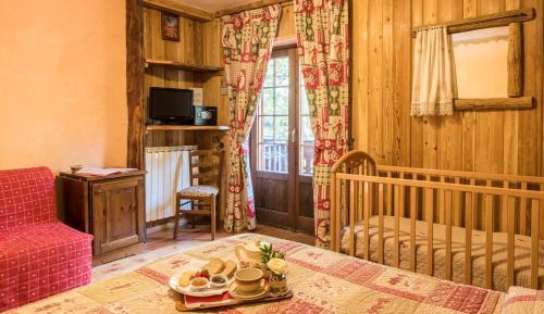 Triple Room with Balcony and Valley View
