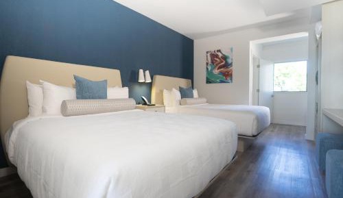 Queen Suite with Two Queen Beds and Pool View - Disability Access/Non Smoking