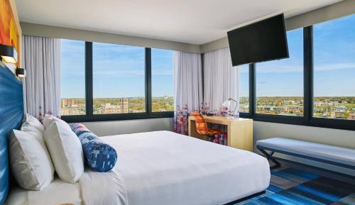 Cool Corner, Guest room, 1 King, Corner room