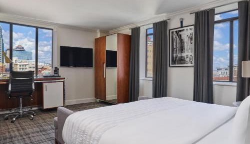 Concierge level, Guest room, 1 King, Corner room