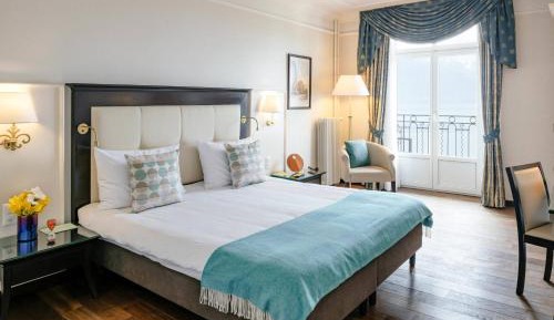 Deluxe Queen Room with Lake View and Balcony