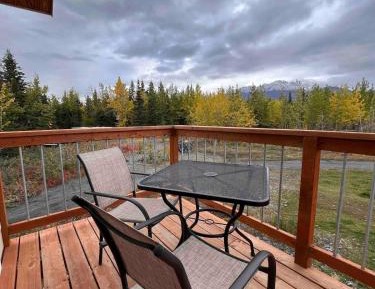 Apartment with Mountain View
