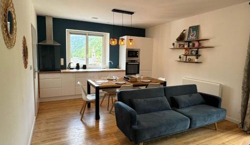 Apartment with Mountain View