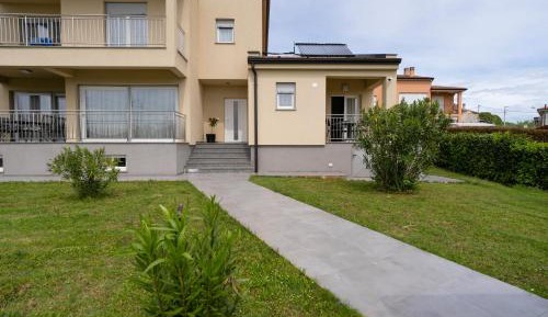 One-Bedroom Apartment with Balcony