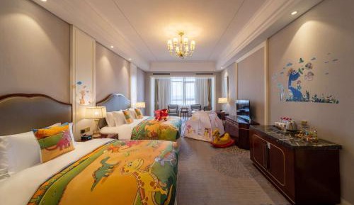 Family Room with King and Single Bed - Non-Smoking