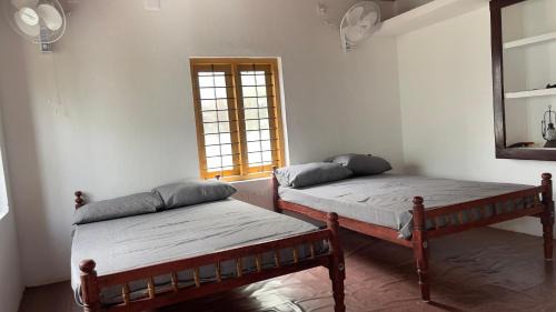 Economy Quadruple Room with Shared Bathroom