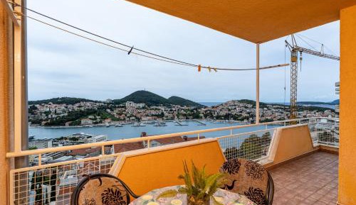 One Bedroom Apartment with Balcony and Sea View