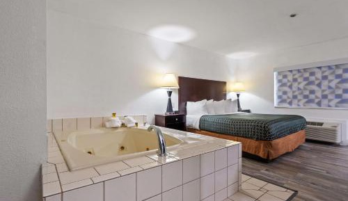 King Suite with Spa Bath - Non-Smoking