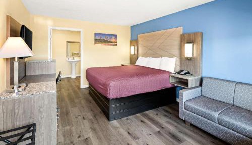 King Room with Roll-In Shower - Disability Access/Non Smoking