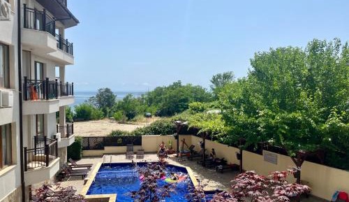 Apartment with Pool View 