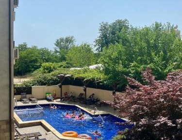 Apartment with Pool View 