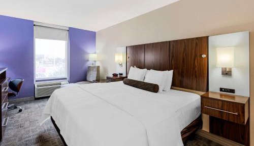 King Room with Bath Tub - Mobility Accessible