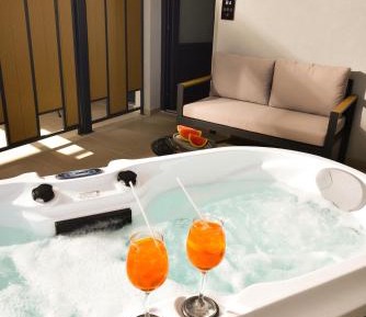 One-Bedroom Apartment with Rooftop Spa Bath