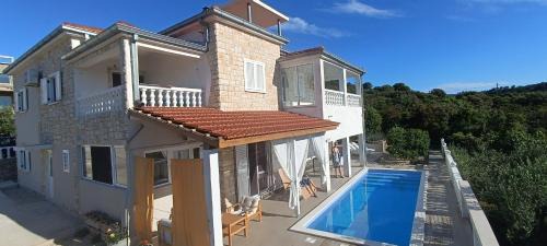 One-Bedroom Apartment with Terrace and Sea View (5 Adults)