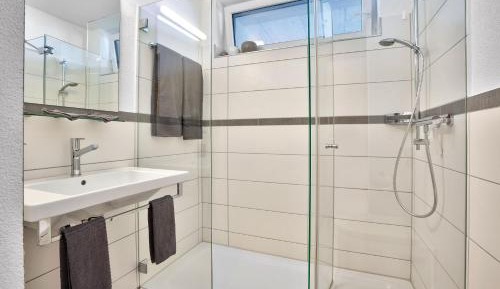 6-Bed Mixed Dormitory Room