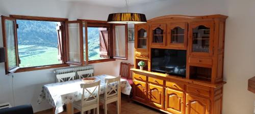 Two-Bedroom Apartment with Mountain View