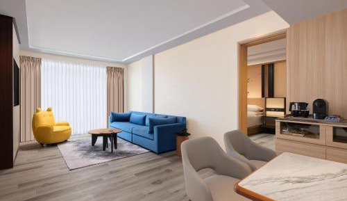 Courtyard, Suite, 1 King, Partial pool view, Balcony