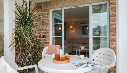 Superior One-Bedroom Apartment with Terrace (3 People) - Garden Level