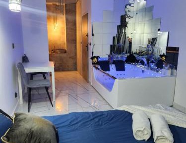 Studio with Spa Bath