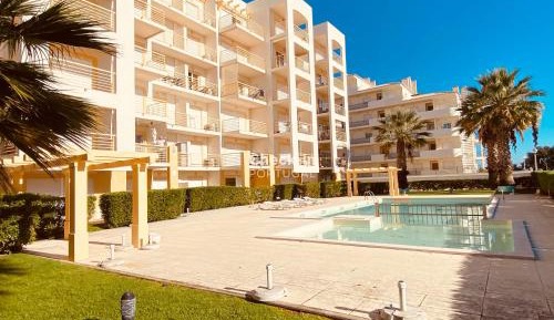 Apartment with Pool View 