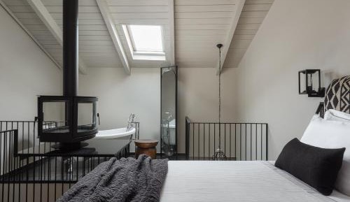 Gem Loft with Bathtub & Fireplace
