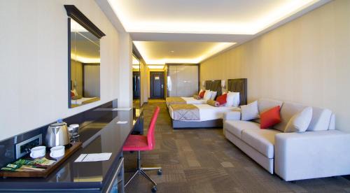 Family Room with Garden View