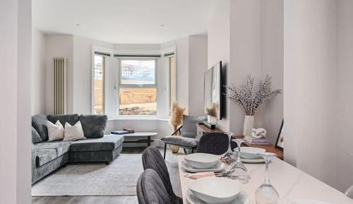 Deluxe Two-Bedroom Apartment with Garden View
