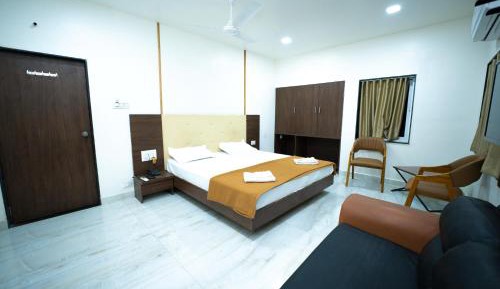 Deluxe Double Room (2 Adults + 1 Child)
